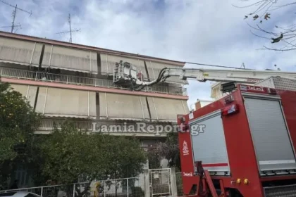 Φωτιά σε διαμέρισμα στη Λαμία: Απεγκλωβίστηκε ηλικιωμένος και διακομίστηκε στο νοσοκομείο