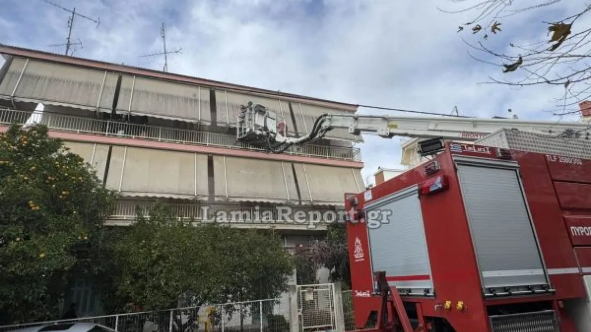 Φωτιά σε διαμέρισμα στη Λαμία: Απεγκλωβίστηκε ηλικιωμένος και διακομίστηκε στο νοσοκομείο