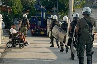 Ασπρόπυργος: Ρομά έβαλαν φωτιά και επιτέθηκαν σε οχήματα της ΕΛΑΣ