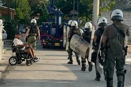 Ασπρόπυργος : Ρομά έβαλαν φωτιά και επιτέθηκαν σε οχήματα της ΕΛΑΣ