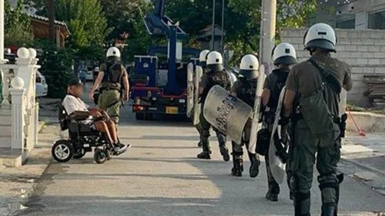 Ασπρόπυργος : Ρομά έβαλαν φωτιά και επιτέθηκαν σε οχήματα της ΕΛΑΣ