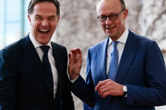 Bloomberg: Βρετανία και Γερμανία συζητούν την παρουσία δυνάμεων του ΝΑΤΟ στη Γροιλανδία