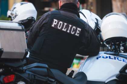 Παρέσυρε αστυνομικό με το αυτοκίνητο επειδή του έκοβε κλήση για παράνομη στάθμευση