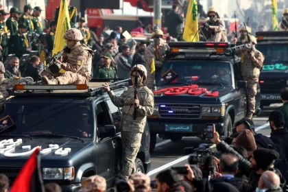 Ποιοι είναι οι πολιτοφύλακες Μπασίτζ που σπέρνουν τον τρόμο στους διαδηλωτές στο Ιράν;