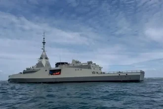 Η φρεγάτα Κίμων πλέει σε ελληνικά ύδατα: Δείτε live την τελετή υποδοχής από το Πολεμικό Ναυτικό στον Σαρωνικό