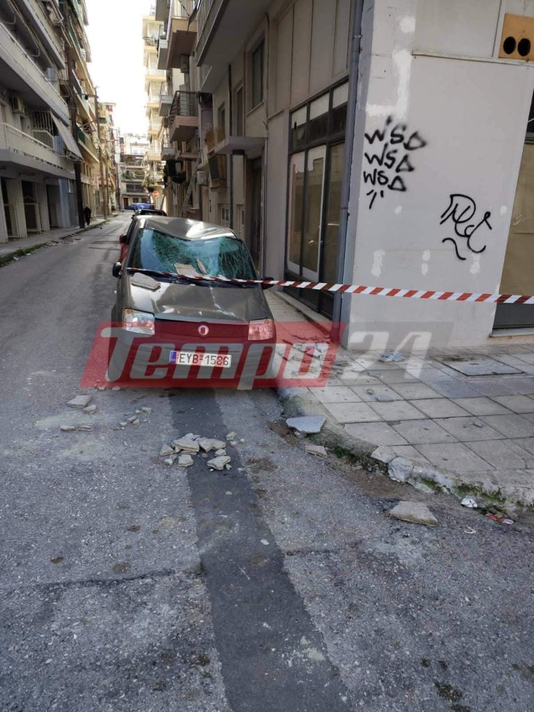 Πάτρα: "Έβρεξε" τσιμέντα στην οδό Καποδιστρίου - Σοβαρές ζημιές σε αυτοκίνητο (ΦΩΤΟ)