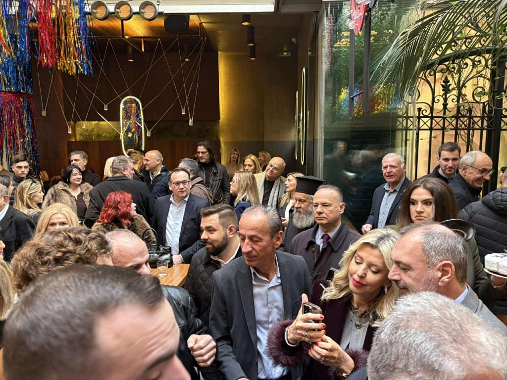 Πάτρα: Κοσμοσυρροή στην κοπή πίτας του Ανδρέα Κατσανιώτη (ΦΩΤΟ)