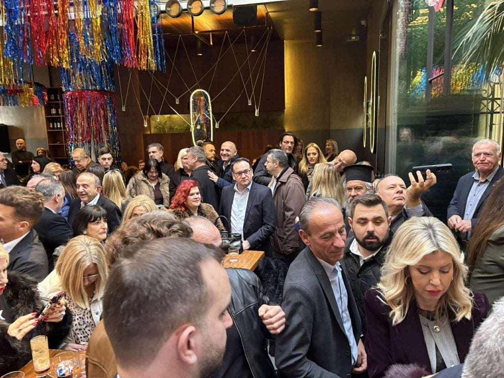 Πάτρα: Κοσμοσυρροή στην κοπή πίτας του Ανδρέα Κατσανιώτη (ΦΩΤΟ)