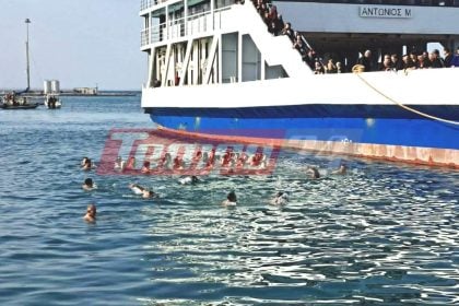 «Εν Ιορδάνη βαπτιζομένου σου Κύριε» - Η Πάτρα τίμησε με λαμπρότητα τα Θεοφάνια - Βούτηξαν και φέτος στο μόλο, 17χρονος έπιασε τον σταυρό (ΦΩΤΟ - ΒΙΝΤΕΟ)