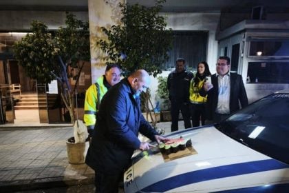 Ο Ιάσων Φωτήλας έκοψε βασιλόπιτα πάνω σε περιπολικό