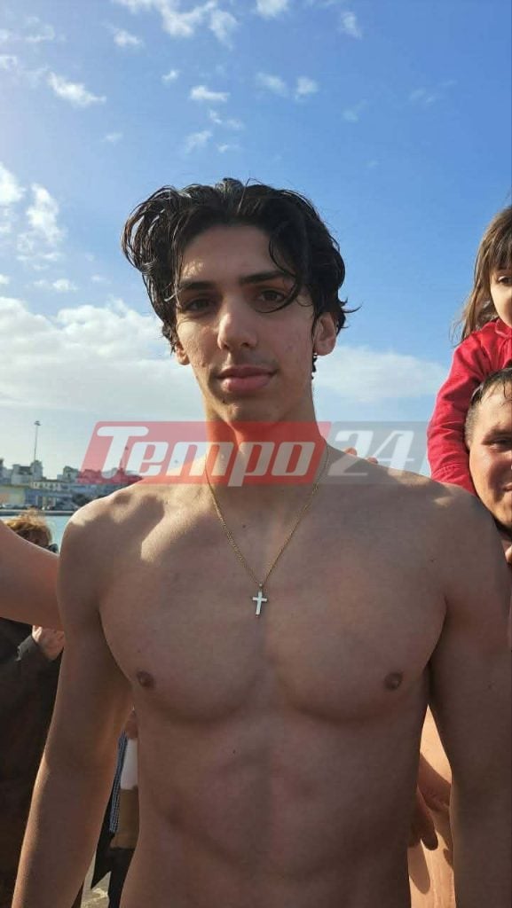 «Εν Ιορδάνη βαπτιζομένου σου Κύριε» - Η Πάτρα τίμησε με λαμπρότητα τα Θεοφάνια - Βούτηξαν και φέτος στο μόλο, 17χρονος έπιασε τον σταυρό (ΦΩΤΟ - ΒΙΝΤΕΟ)