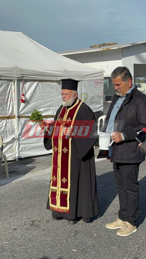 Πάτρα: Αγιασμός στα τρακτέρ των αγροτών στο μπλόκο της Περιμετρικής - ΦΩΤΟ