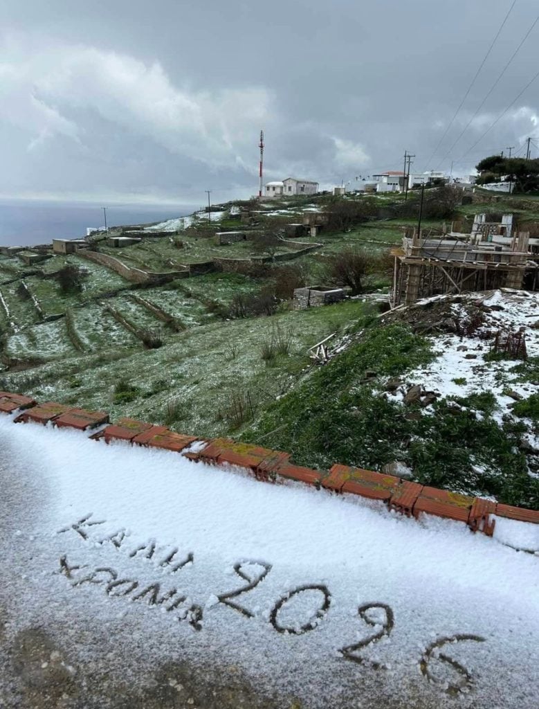 Στα λευκά τα νησιά του Αιγαίου – Το χιόνι έφτασε μέχρι τη θάλασσα