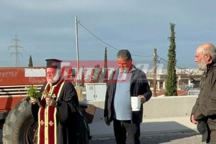 Πάτρα: Αγιασμός στα τρακτέρ των αγροτών στο μπλόκο της Περιμετρικής - ΦΩΤΟ