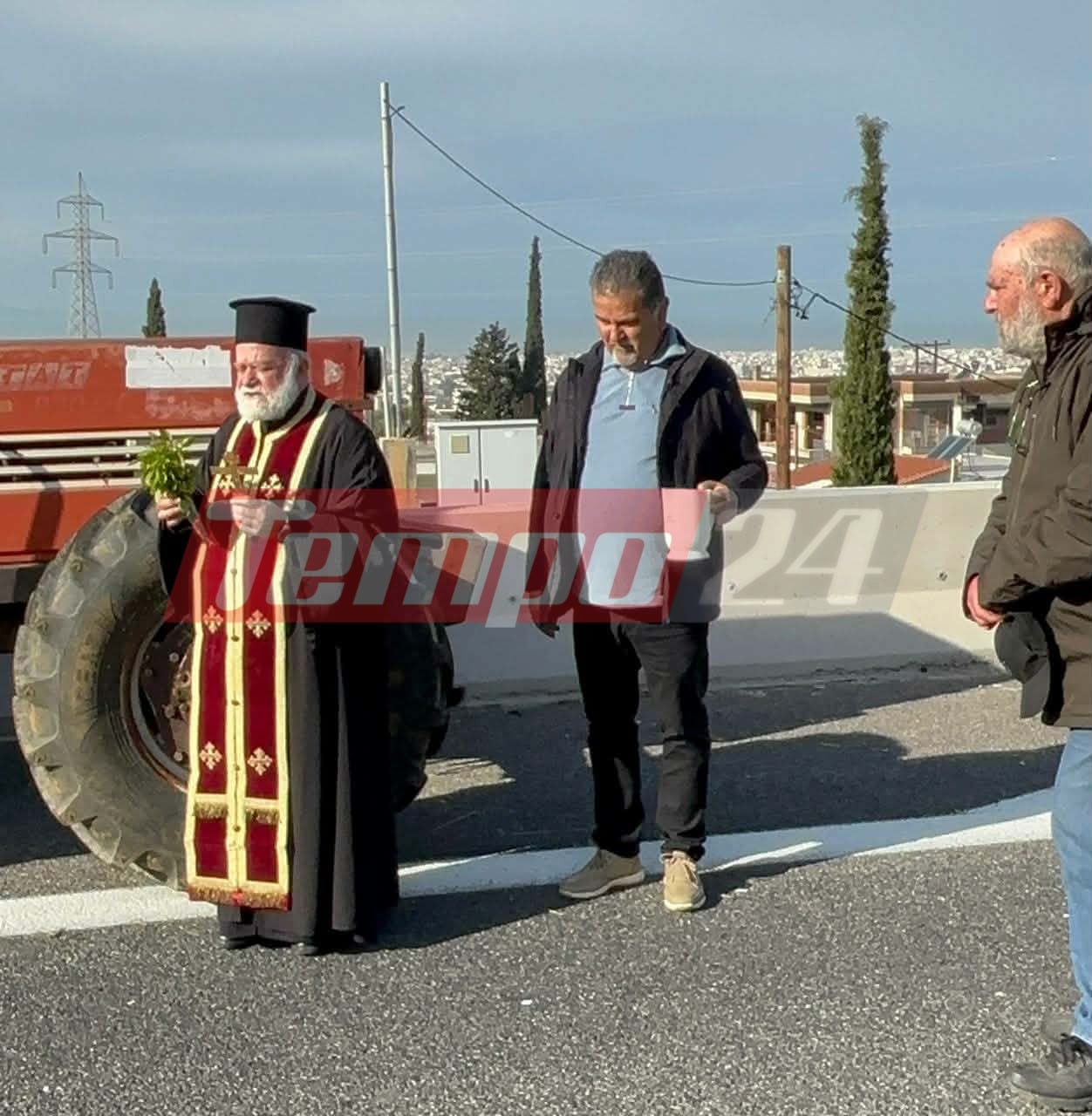 Πάτρα: Αγιασμός στα τρακτέρ των αγροτών στο μπλόκο της Περιμετρικής - ΦΩΤΟ