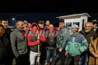 Στο αγροτικό μπλόκο της Εγλυκάδας ο Γιώργος Παπανδρέου