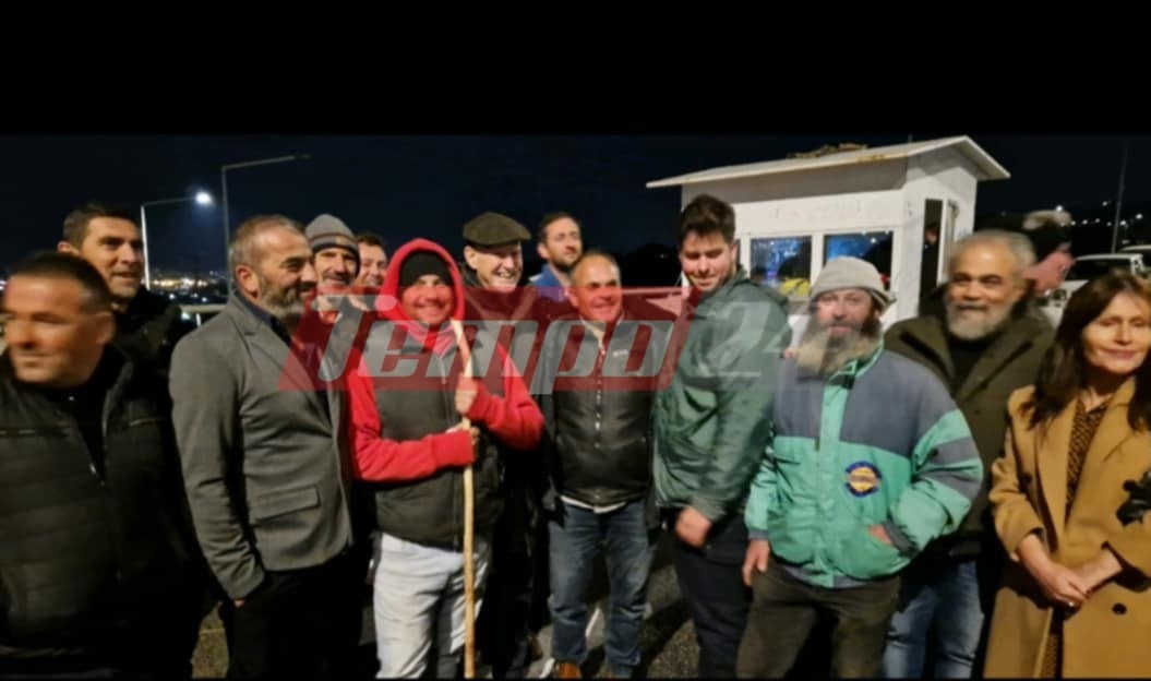 Στο αγροτικό μπλόκο της Εγλυκάδας ο Γιώργος Παπανδρέου