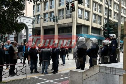 Φονικός ξυλοδαρμός στην Πάτρα: Ένταση έξω από τα δικαστήρια, έκλεισαν το δρόμο οι συγγενείς του 31χρονου - Στον εισαγγελέα οι ιδιοκτήτες του "Αβαντάζ" (ΦΩΤΟ)