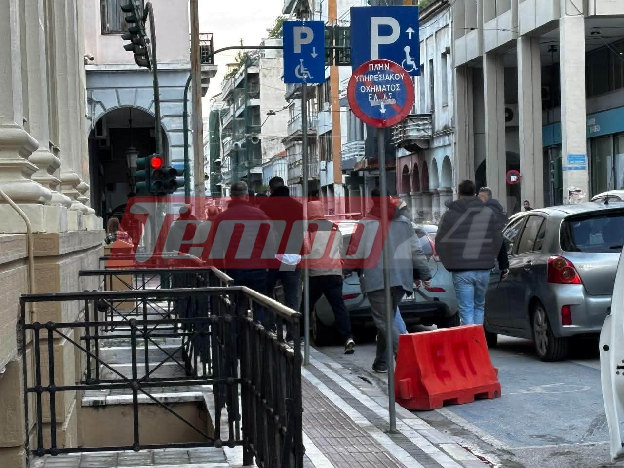 Πάτρα: Απολογούνται οι κατηγορούμενοι για τον ξυλοδαρμό μέχρι θανάτου του 30χρονου Κώστα-Έκλεισαν τη Γούναρη συγγενείς και φίλοι του-Συνθήματα και λουλούδια στο κέντρο που έγινε ο φόνος-ΦΩΤΟ ΒΙΝΤΕΟ