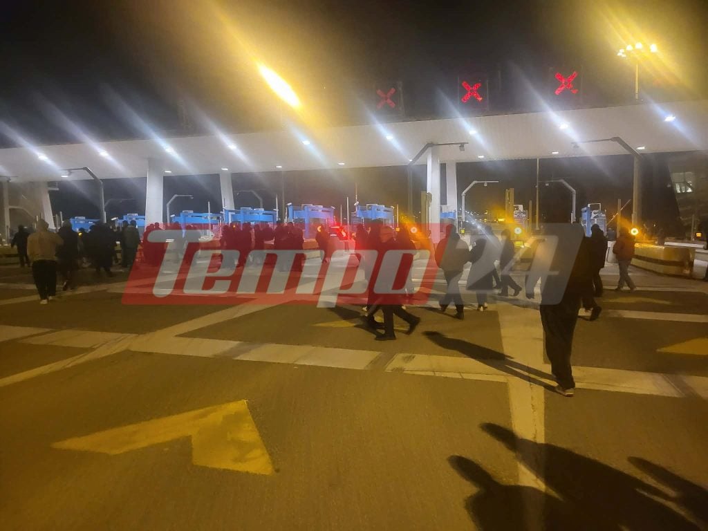 Πάτρα: Οι αγρότες άνοιξαν τα διόδια της Γέφυρας Ρίου - Αντιρρίου (ΦΩΤΟ - ΒΙΝΤΕΟ)