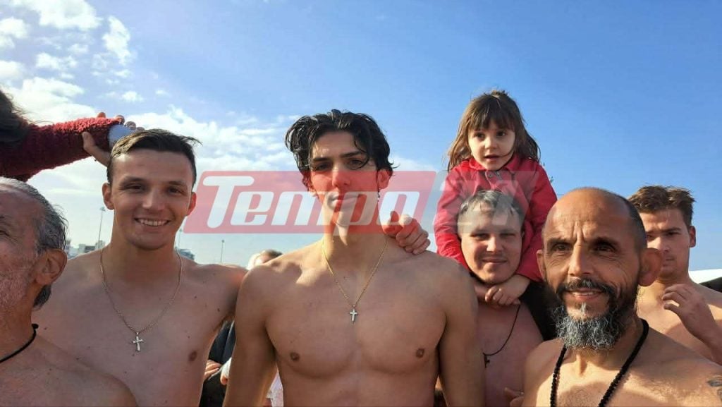 «Εν Ιορδάνη βαπτιζομένου σου Κύριε» - Η Πάτρα τίμησε με λαμπρότητα τα Θεοφάνια - Βούτηξαν και φέτος στο μόλο, 17χρονος έπιασε τον σταυρό (ΦΩΤΟ - ΒΙΝΤΕΟ)