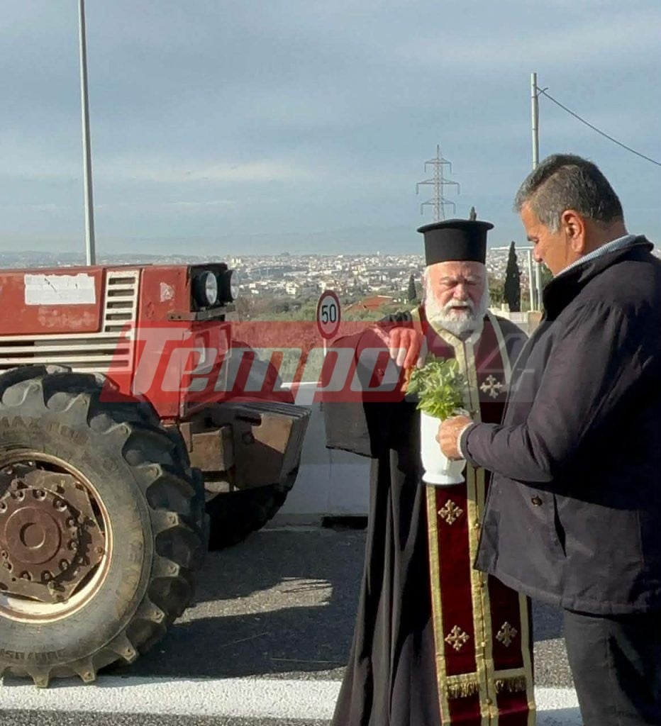 Πάτρα: Αγιασμός στα τρακτέρ των αγροτών στο μπλόκο της Περιμετρικής - ΦΩΤΟ