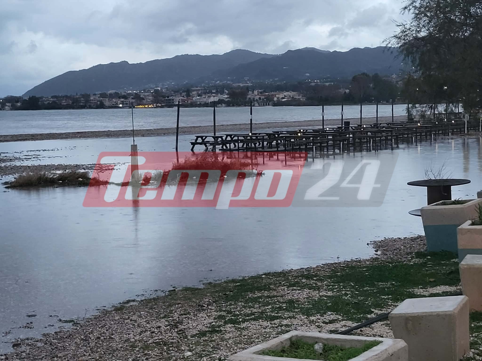 Κακοκαιρία στην Πάτρα: Απόκοσμες εικόνες στην παραλιακή του Ρίου - Η θάλασσα "μπήκε" στα σπίτια - Πλημμύρα στην Πλαζ ΦΩΤΟ