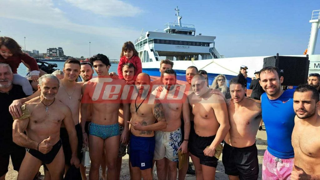 «Εν Ιορδάνη βαπτιζομένου σου Κύριε» - Η Πάτρα τίμησε με λαμπρότητα τα Θεοφάνια - Βούτηξαν και φέτος στο μόλο, 17χρονος έπιασε τον σταυρό (ΦΩΤΟ - ΒΙΝΤΕΟ)