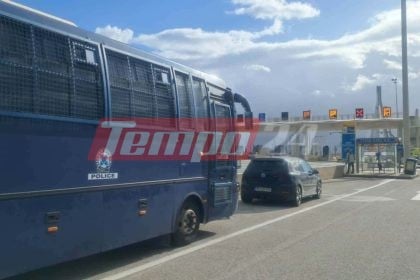 Μπλόκα αγροτών: Κλούβες και Αστυνομία στη Γέφυρα Ρίου-Αντιρρίου