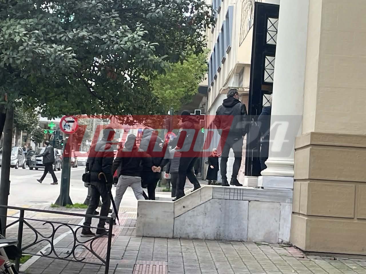 Πάτρα: Παραδόθηκε ο 26χρονος για τον θανάσιμο ξυλοδαρμό του 30χρονου στο “Αβαντάζ” - Oδηγήθηκε στον εισαγγελέα