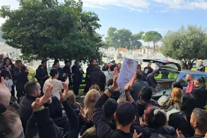 Το τελευταίο αντίο στον 30χρονο που δολοφονήθηκε σε κλαμπ στην Πάτρα - Θρήνος στην κηδεία του (ΒΙΝΤΕΟ)