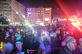 Δείτε το πλήθος που πλημμύρισε την πλ. Γεωργίου για την τελετή έναρξης του Πατρινού Καρναβαλιού 2026