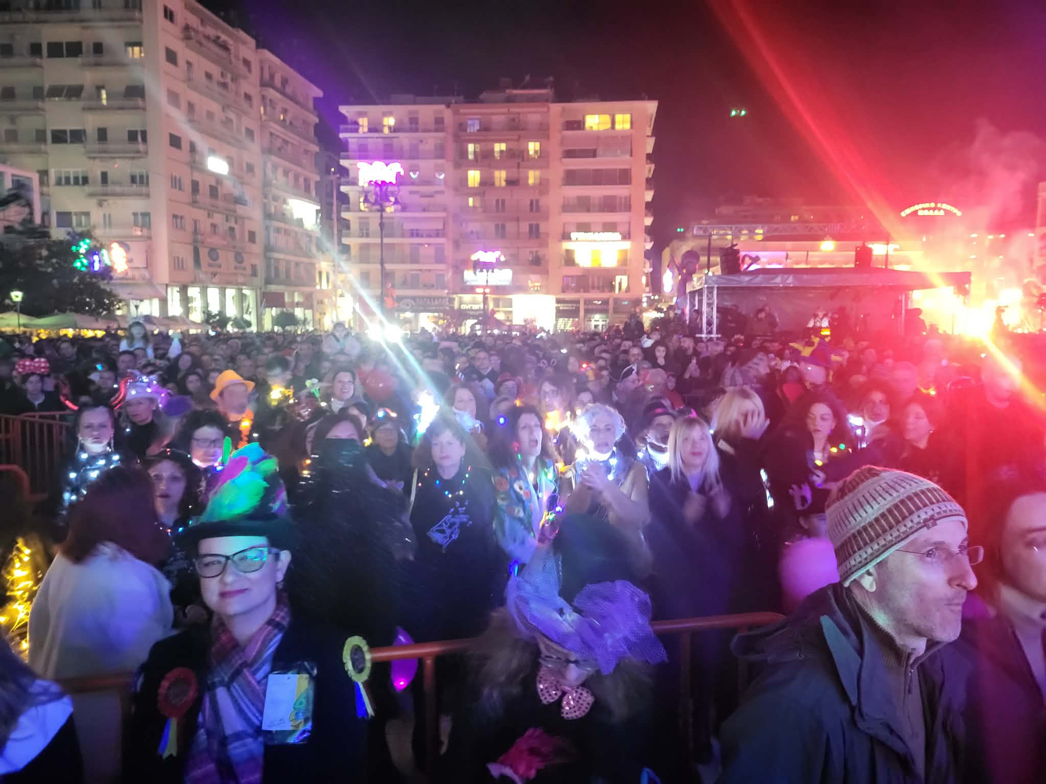 Δείτε το πλήθος που πλημμύρισε την πλ. Γεωργίου για την τελετή έναρξης του Πατρινού Καρναβαλιού 2026