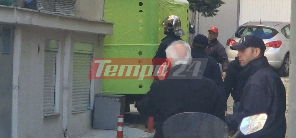 Πάτρα: Λήξη συναγερμού για τη νεαρή που απειλούσε να πέσει από ταράτσα - ΝΕΟΤΕΡΑ (ΦΩΤΟ)