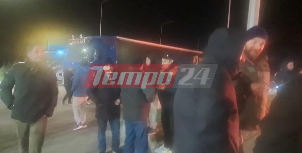 Αιτωλοακαρνανία: Αγρότες έκλεισαν αιφνιδιαστικά και την Αντιρρίου-Ιωαννίνων - Κινητοποίηση και στον κόμβο Πύργου της Ολυμπίας Οδού (ΦΩΤΟ)