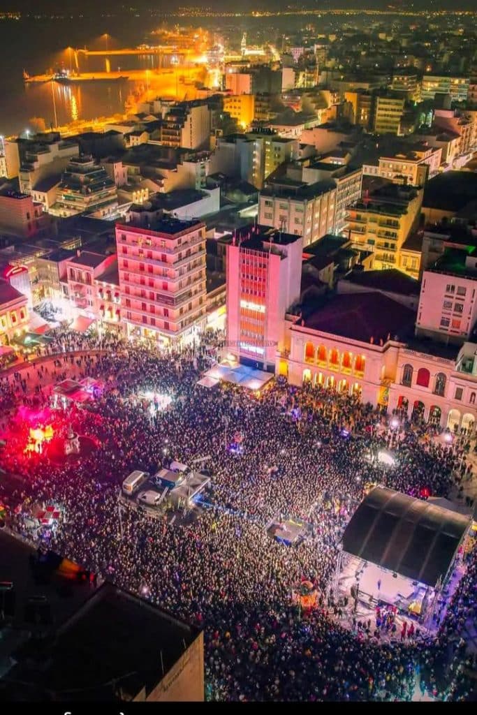 Δείτε το πλήθος που πλημμύρισε την πλ. Γεωργίου για την τελετή έναρξης του Πατρινού Καρναβαλιού 2026