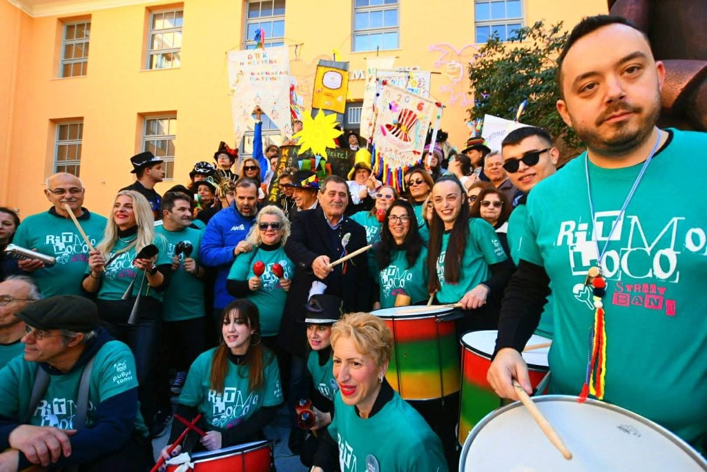 Σε καρναβαλικούς ρυθμούς η Πάτρα – Στις 9.00 μ.μ η επίσημη τελετή έναρξης, παραδόθηκε το λάβαρο (ΦΩΤΟ)