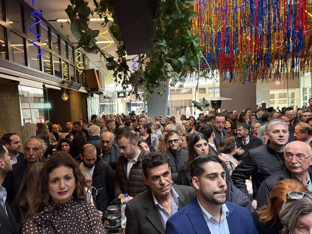 Πάτρα: Κοσμοσυρροή στην κοπή πίτας του Ανδρέα Κατσανιώτη (ΦΩΤΟ)