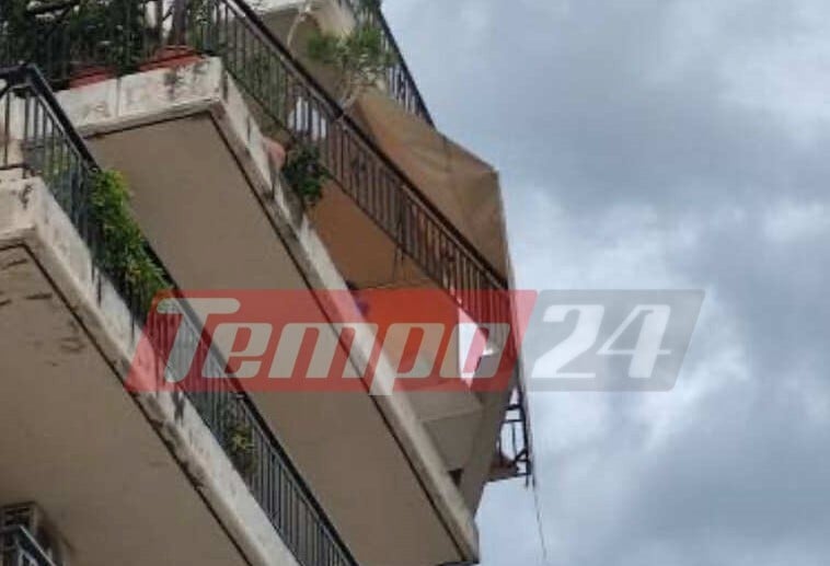 Πάτρα: "Ξηλώθηκε" μπαλκόνι από τους θυελλώδεις ανέμους - ΦΩΤΟ