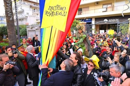 Σε καρναβαλικούς ρυθμούς η Πάτρα – Στις 9.00 μ.μ η επίσημη τελετή έναρξης, παραδόθηκε το λάβαρο (ΦΩΤΟ)