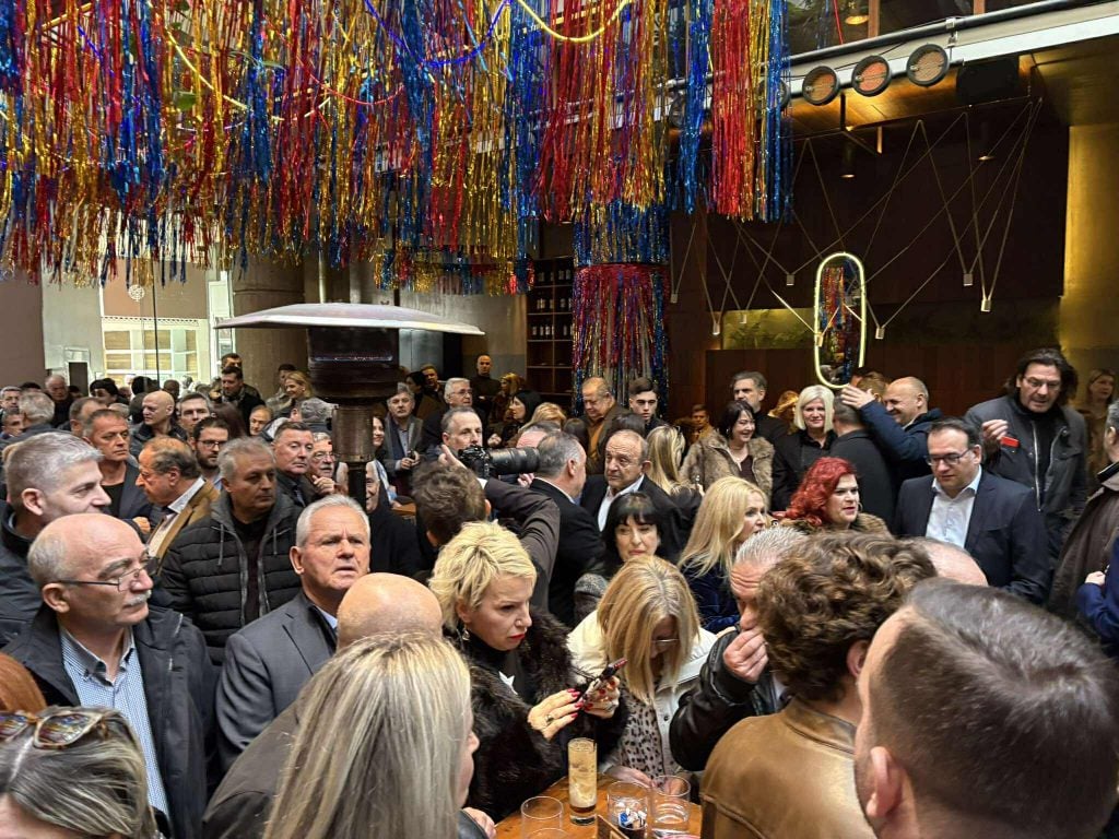 Πάτρα: Κοσμοσυρροή στην κοπή πίτας του Ανδρέα Κατσανιώτη (ΦΩΤΟ)