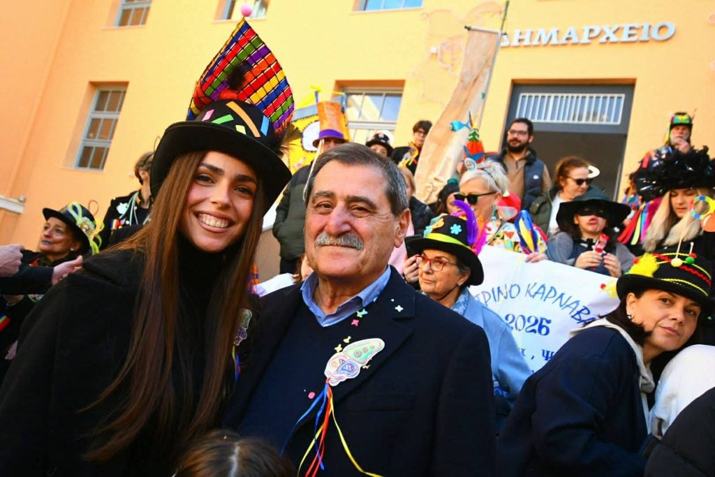 Σε καρναβαλικούς ρυθμούς η Πάτρα – Στις 9.00 μ.μ η επίσημη τελετή έναρξης, παραδόθηκε το λάβαρο (ΦΩΤΟ)