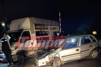 Πάτρα: Σφοδρή σύγκρουση ΙΧ με φορτηγάκι - Ακινητοποιήθηκαν πάνω στις γραμμές του τρένου