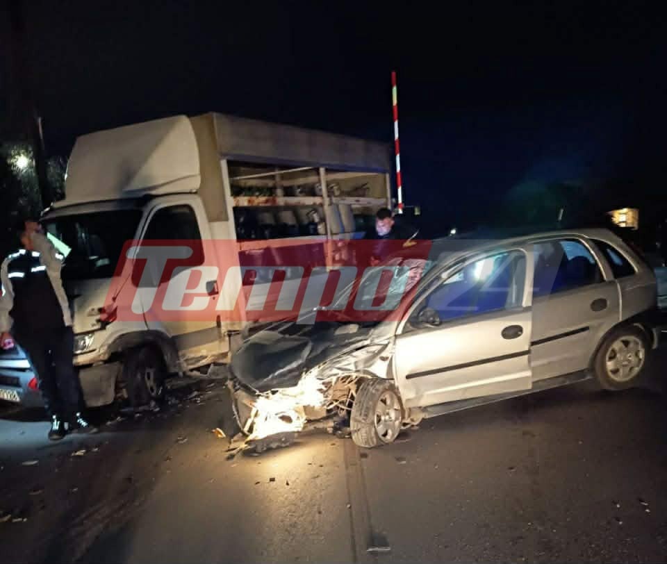 Πάτρα: Σφοδρή σύγκρουση ΙΧ με φορτηγάκι - Ακινητοποιήθηκαν πάνω στις γραμμές του τρένου