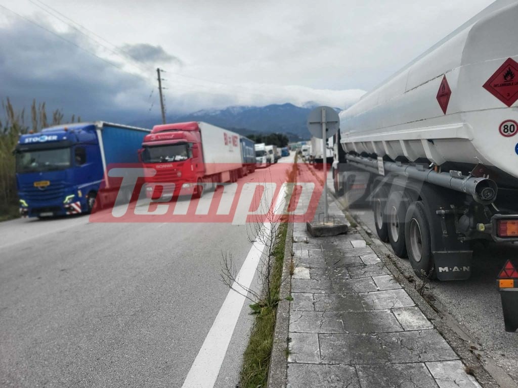 Κακοκαιρία στην Πάτρα: Oυρές από νταλίκες μετά το απαγορευτικό εξαιτίας των θυελλωδών ανέμων σε Πορθμείο Ρίου και Γέφυρα (ΦΩΤΟ & ΒΙΝΤΕΟ)