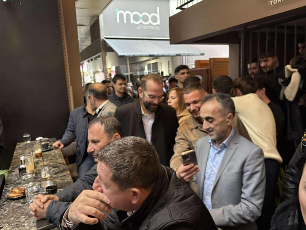 Πάτρα: Κοσμοσυρροή στην κοπή πίτας του Ανδρέα Κατσανιώτη (ΦΩΤΟ)