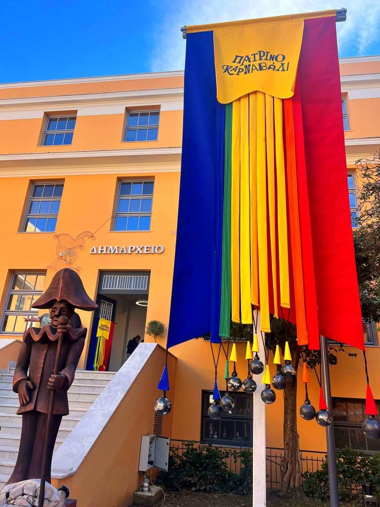 Σε καρναβαλικούς ρυθμούς η Πάτρα – Στις 9.00 μ.μ η επίσημη τελετή έναρξης, παραδόθηκε το λάβαρο (ΦΩΤΟ)