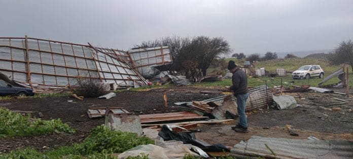 Ηλεία: Kαταστροφικό πέρασμα ανεμοστρόβιλου στην Πηνεία – “Σηκώθηκε” ολόκληρος στάβλος (ΦΩΤΟ)