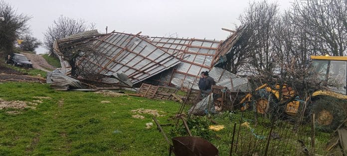 Ηλεία: Kαταστροφικό πέρασμα ανεμοστρόβιλου στην Πηνεία – “Σηκώθηκε” ολόκληρος στάβλος (ΦΩΤΟ)