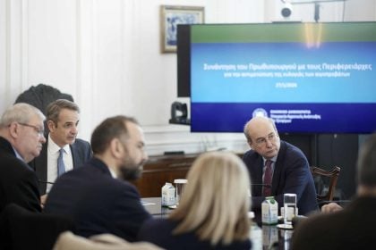 Ένταση των μέτρων για την ευλογιά των αιγοπροβάτων αποφασίστηκε στη σύσκεψη στο Μαξίμου, παρουσία Φαρμάκη: «Αν εφαρμοστούν, θα εξαλειφθεί το νόσημα»